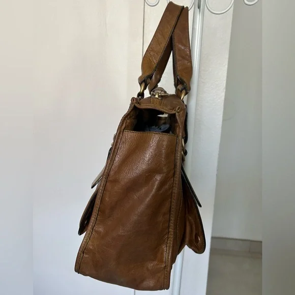 Chloé Bay leather tote bag in a distressed brown color - Picture 5 of 16